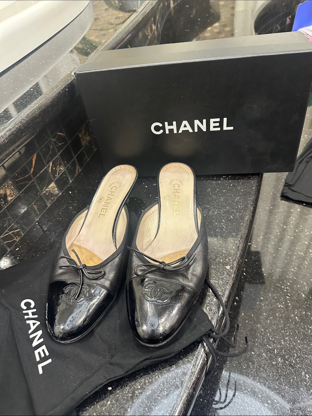 🌺🌺 CHANEL Black Patent & Leather CC Logo Slip-On Mules